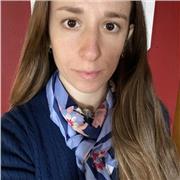 Profesora de nivel inicial que imparte repaso y apoyo escolar en los primeros años del nivel primario